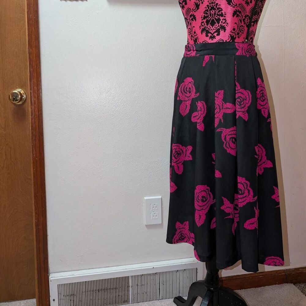 Leslie-fay Women's Black and Pink floral midi Skirt